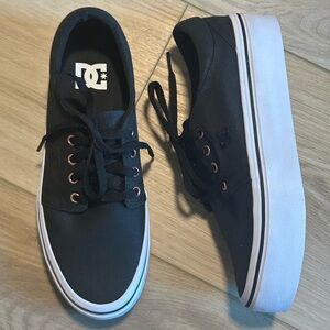 NWOT Women’s DC “Manual” Platform Sneaker